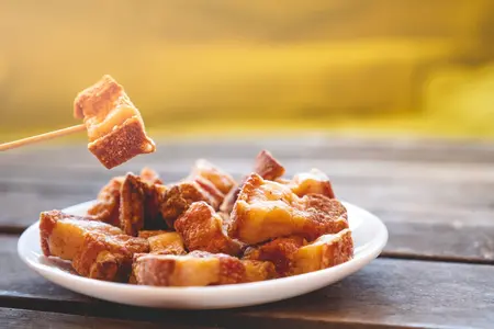 Chicharron con papas criollas limon y aji